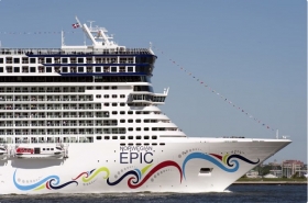 Passengers stranded for 7 hours after Norwegian Epic breaks moorings in heavy winds