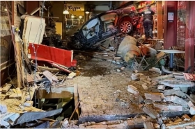 90-year-old driver crashes car into coffee shop on Thanksgiving